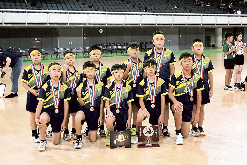 全日本バレーボール小学生大会で銅メダルを獲得したＩＺＵＬＵバレーボールクラブのメンバー＝東京都