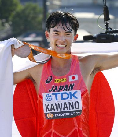 陸上の世界選手権男子男子３５キロ競歩で銅メダルを獲得し、日の丸を掲げる川野将虎。今大会の日本勢のメダル第１号となった＝ブダペスト（共同）