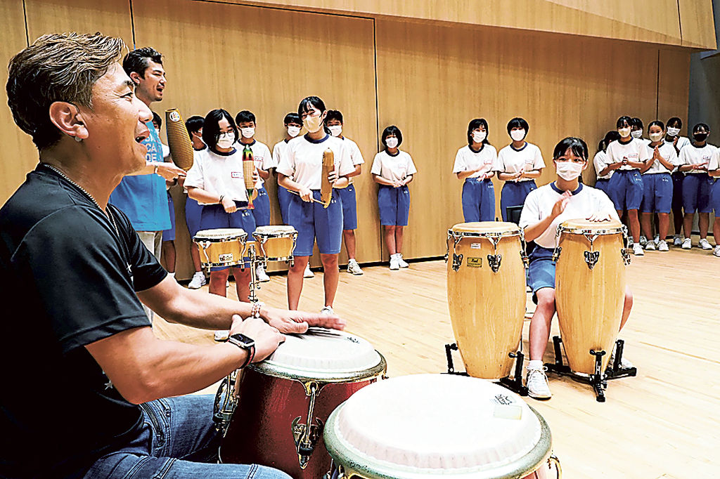 後輩の中学生と演奏を楽しむ鈴木さん（左）＝磐田市上新屋のかたりあ