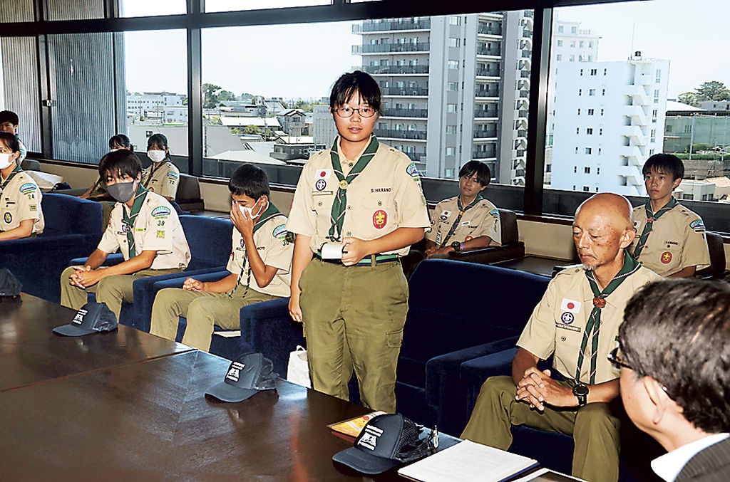 中野市長（右）に世界スカウトジャンボリーの参加報告をする原野さん＝浜松市役所