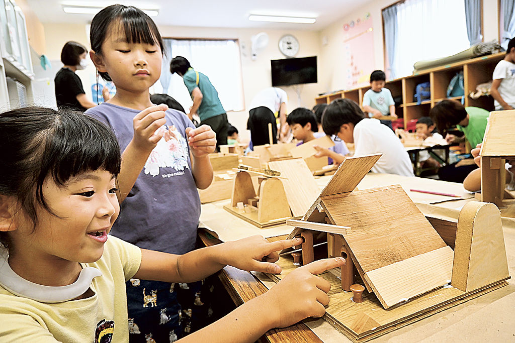 家の模型を作る児童ら＝静岡市駿河区の東源台小第一児童クラブ