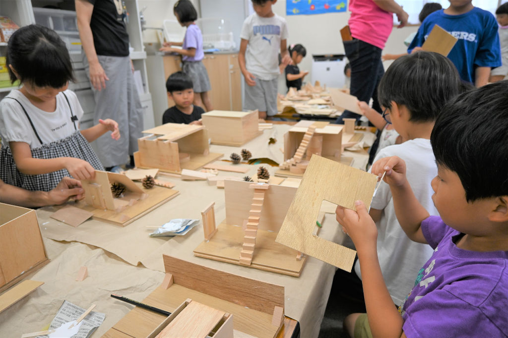 家の模型を作る児童ら＝静岡市駿河区の東源台小第一児童クラブ