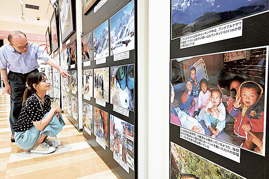 ヒマラヤ山脈で撮影した作品が並ぶ写真展＝静岡市葵区のコミュニティホール七間町