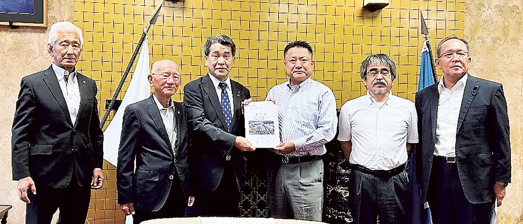 要望書を中沢議長（右から３人目）に手渡す中野市長（左から３人目）＝県庁