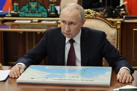２４日、ロシア・モスクワで会談するプーチン大統領（ＡＰ＝共同）