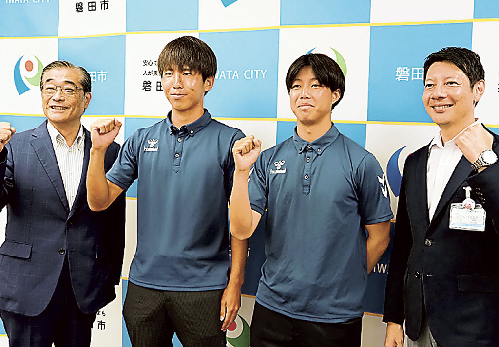 全日本大学サッカートーナメントでの健闘を誓う静岡産業大の選手ら＝磐田市役所