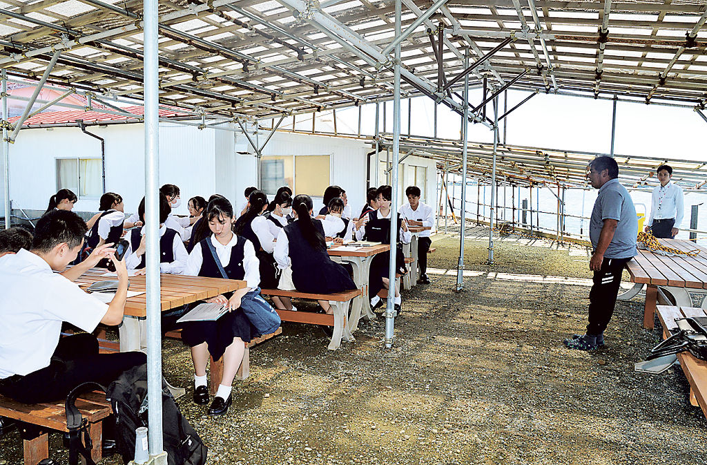 浜名湖が抱える現状や課題を学ぶ生徒（左）＝浜松市西区