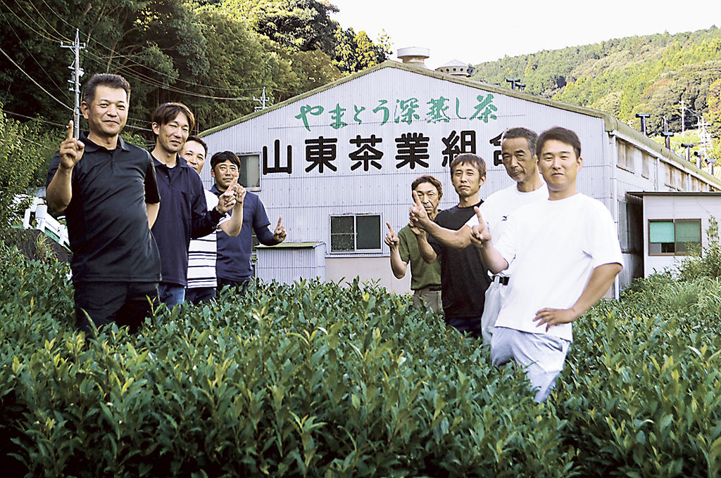 大臣賞受賞を喜ぶ山東茶業組合の伊藤智章代表理事（左）ら＝２５日午後、掛川市東山