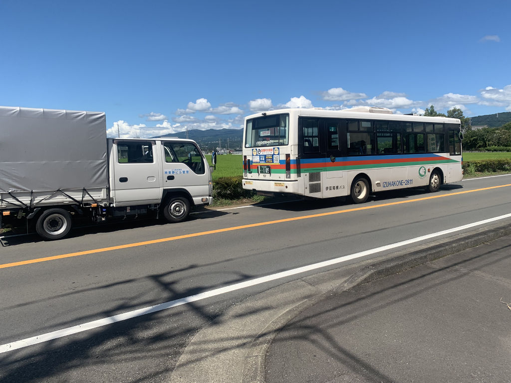 路線バスに準中型トラックが追突した現場＝２５日午後１時半ごろ、伊豆の国市四日町