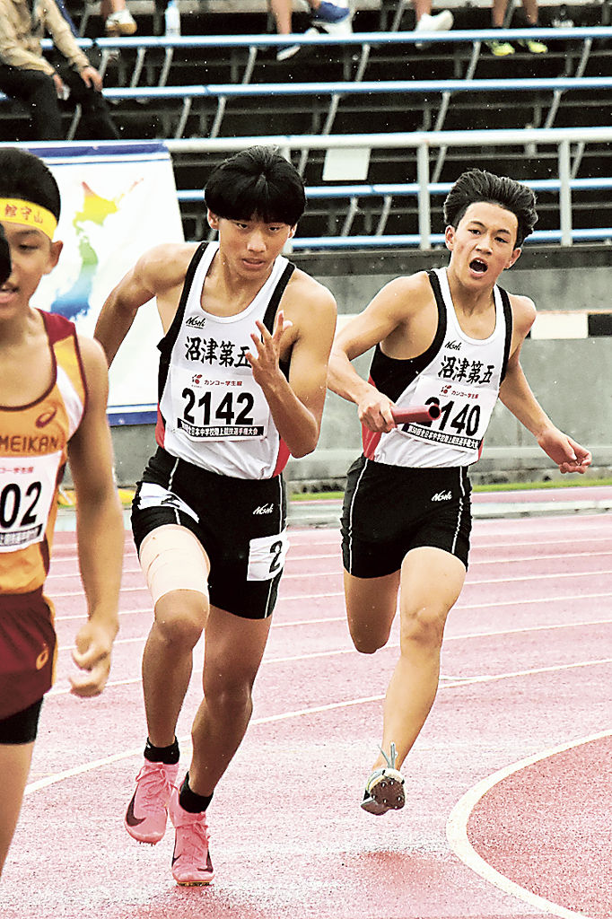 男子４００メートルリレー決勝　４０秒００で７位の沼津五、斎藤大和（右）から高橋正幸（中央）にバトンが渡る＝愛媛県総合運動公園陸上競技場