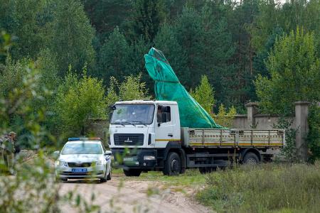 モスクワ北西のトベリ州で、墜落した小型機の一部を運ぶトラック＝２５日（ＡＰ＝共同）