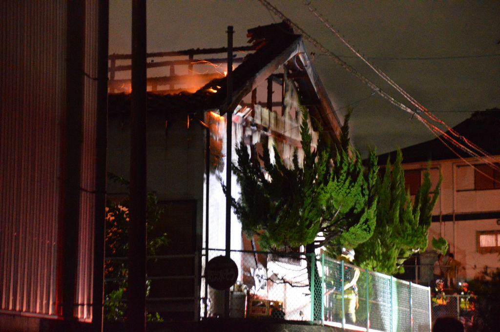 激しく炎が上がる現場＝２６日午後７時２０分ごろ、袋井市村松の村松下公会堂