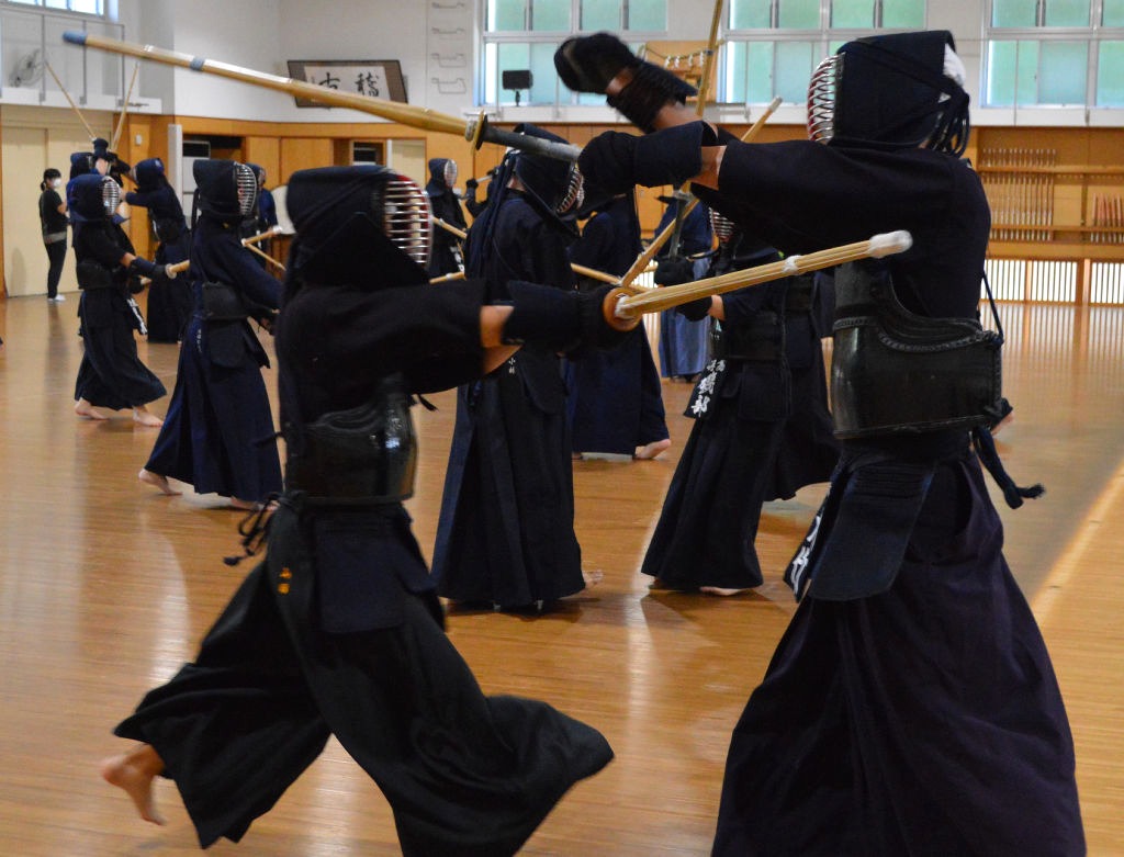 静岡県警職員×高校生 公立８校の剣道、柔道部生徒と合同稽古で交流