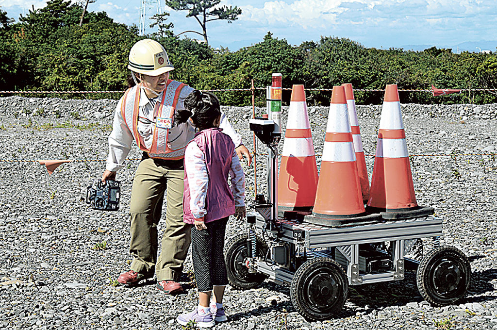 搬送ロボットを操縦する児童＝浜松市の馬込川