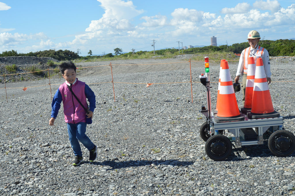 搬送ロボットを操縦する児童＝浜松市の馬込川