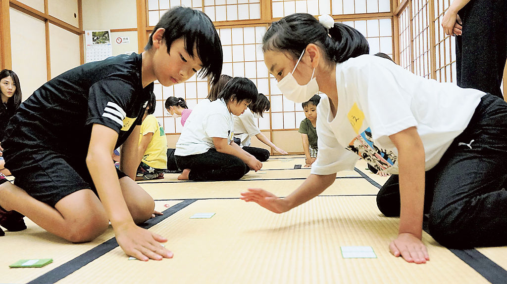 競技かるたを楽しむ子ども＝長泉町のコミュニティながいずみ