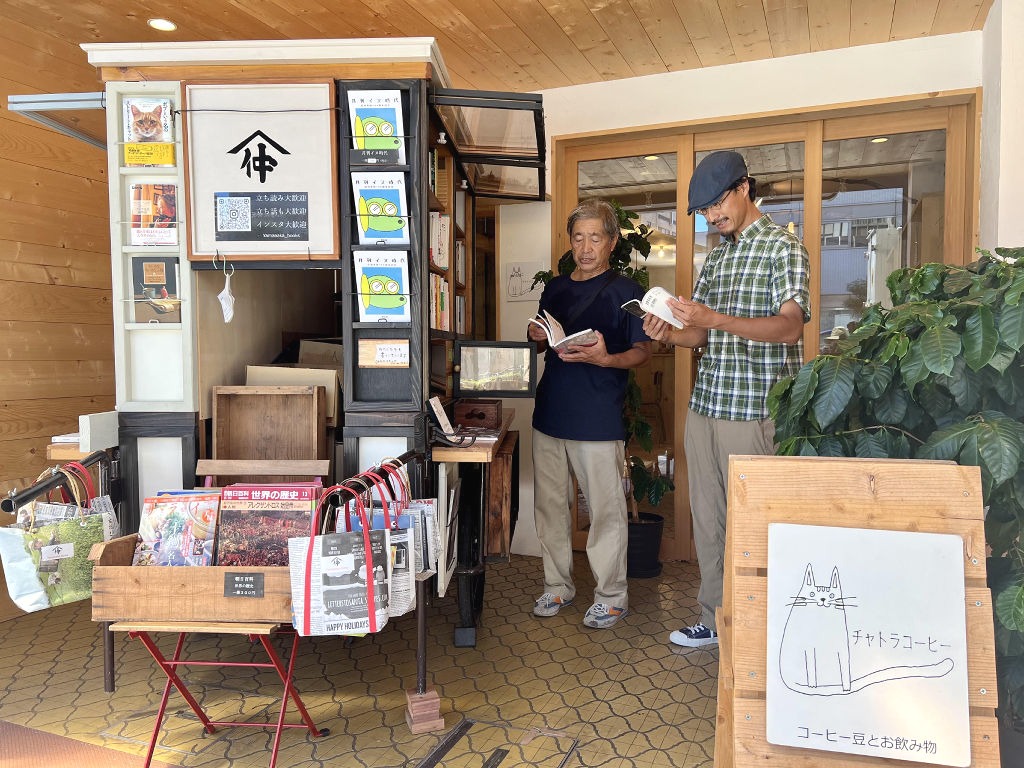 リヤカーによる古本行商を始めた後藤さん（右）と宮崎さん＝沼津市大手町のチャトラコーヒー