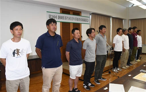 １位の丸尾友基さん（左端）と全国大会出場を決めた会員ら＝２９日午後、静岡市葵区の静岡茶市場