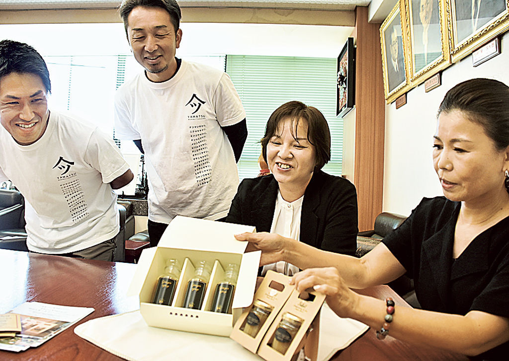三島市産のショウガの品質の高さを広めたいと意気込む菊川代表（右から２人目）＝三島市役所