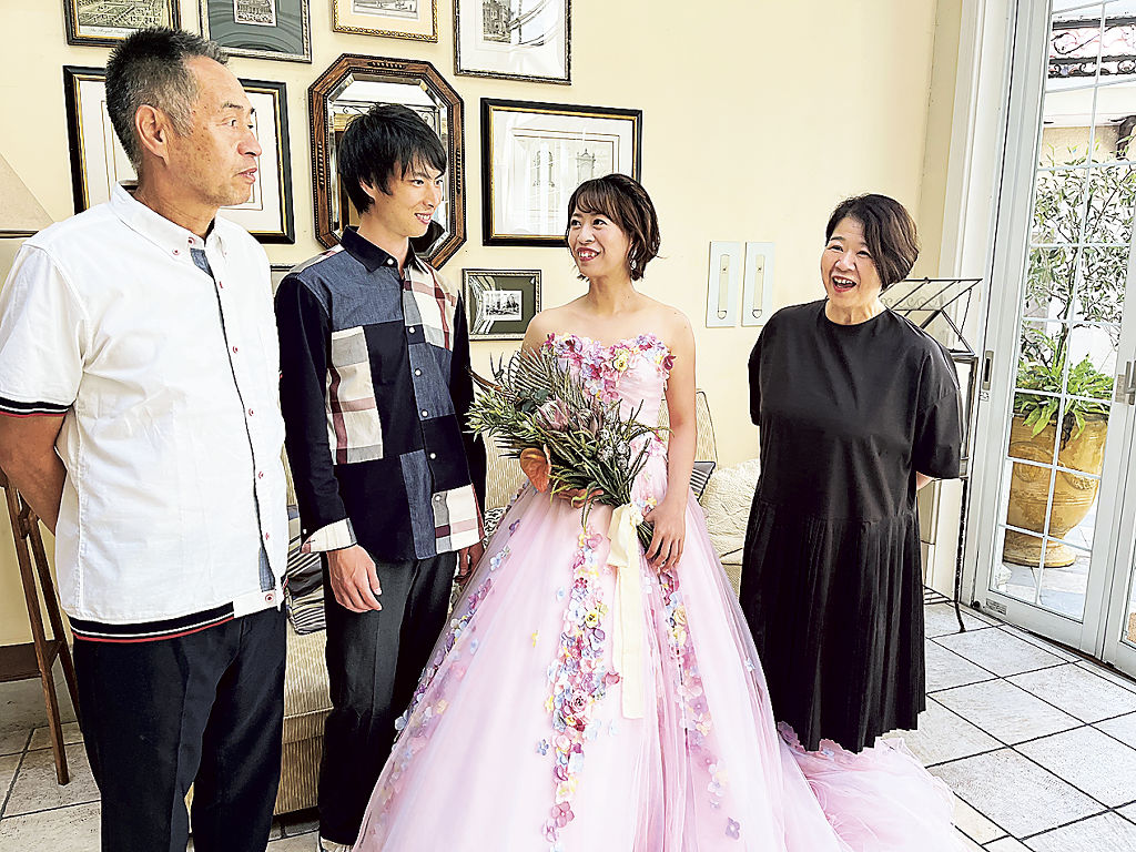 ドレスを着て家族と談笑する青木さん（右から２人目）＝静岡市駿河区のエスプリ・ド・ナチュール