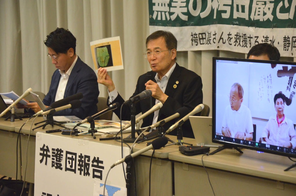 記者会見で「検察官は有罪立証できない」と指摘する弁護団の小川秀世事務局長（左から２人目）ら＝３１日午後、静岡市内