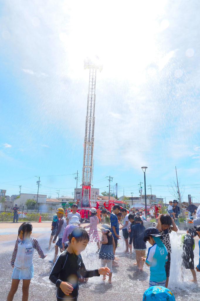はしご車の放水で水浴びを楽しむ子どもたち＝磐田市の今之浦公園