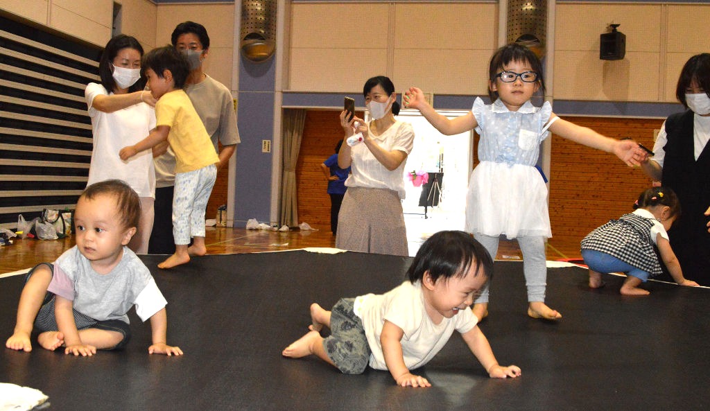 多彩な遊びを楽しむ親子連れ＝藤枝市生涯学習センター