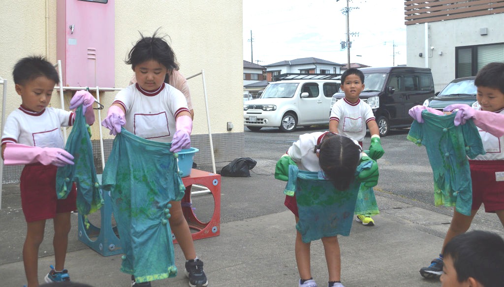Ｔシャツを乾かし、色の変化を楽しむ園児ら＝磐田市豊岡の竜洋幼稚園
