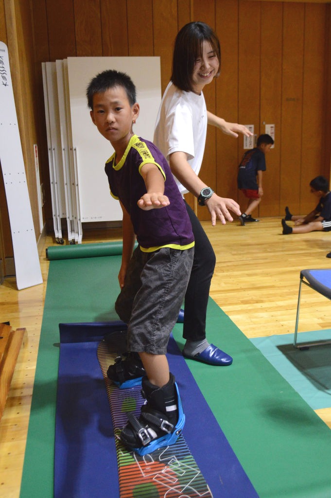 子どもとポーズをとる三木選手＝掛川市大池の市総合体育館さんりーな
