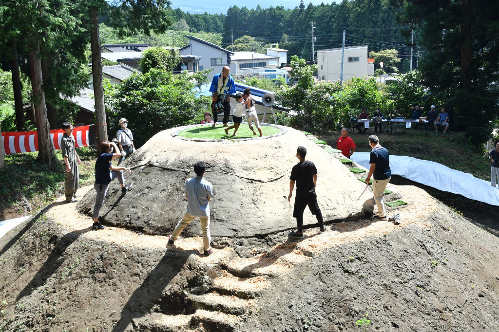 日本一高いと称される土俵で相撲を取る子どもたち＝富士宮市の上井出天満宮
