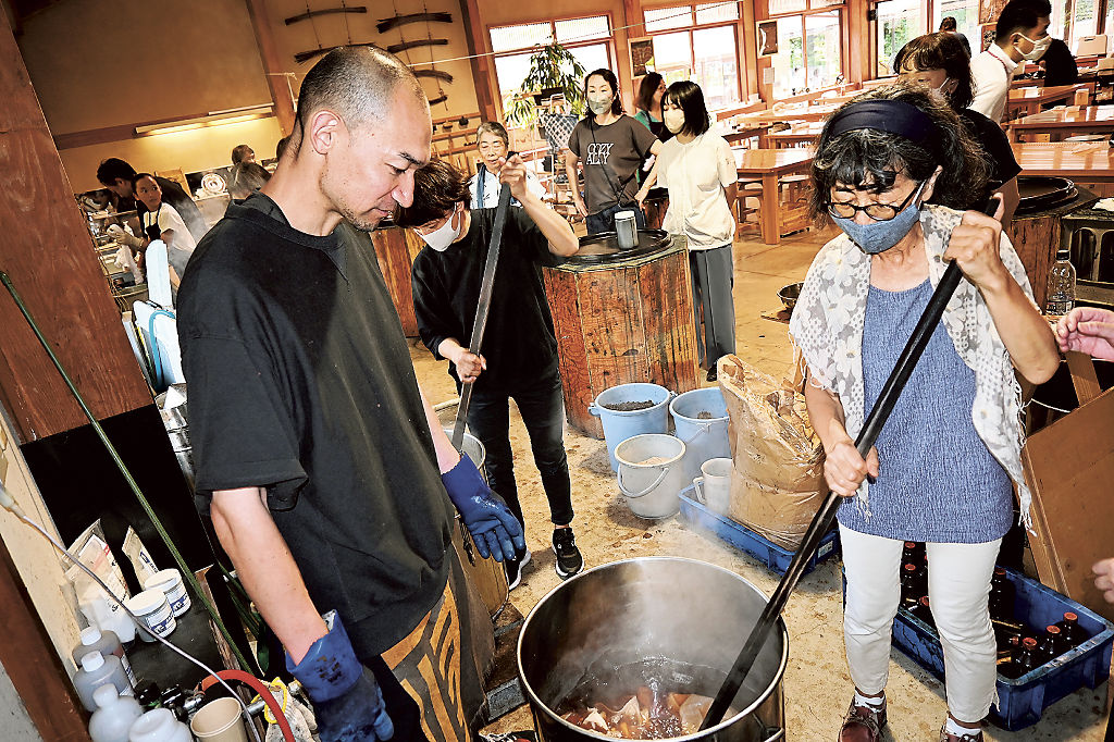 講師の鷲巣さん（左）と下染めの作業を体験する受講者＝静岡市駿河区の「駿府の工房　匠宿」