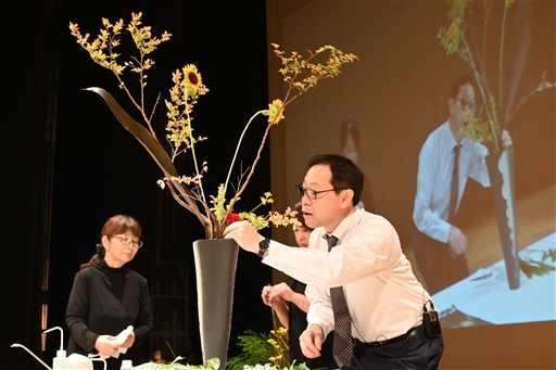 生け花を実演する佐藤氏（右）＝静岡市葵区の市民文化会館