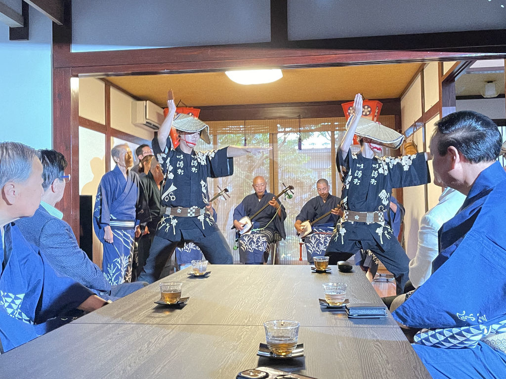 ３知事の視察で披露された「おわら風の盆」の踊り＝１日、富山市内（静岡県提供）