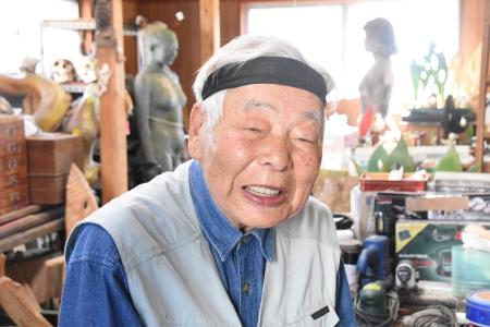 引退後の生活について話す円尾博美さん＝４月１０日、茨城県内の自宅で撮影