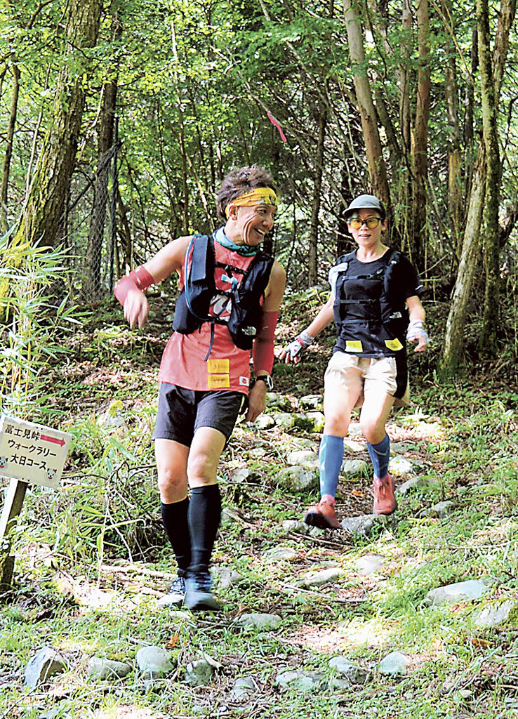 木立の中を通るトレイルランニングコースを駆け抜ける参加者＝静岡市葵区