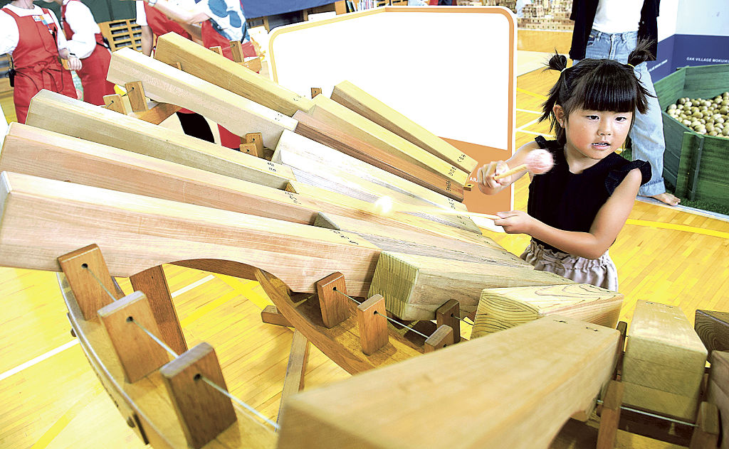 大型木琴を演奏する来場者＝焼津市田尻の和田公民館