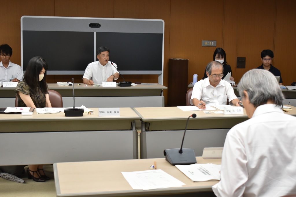 リニア工事のうち残土置き場に関して静岡市の考えを説明する難波喬司市長（左から２人目）＝６日午後、市役所静岡庁舎