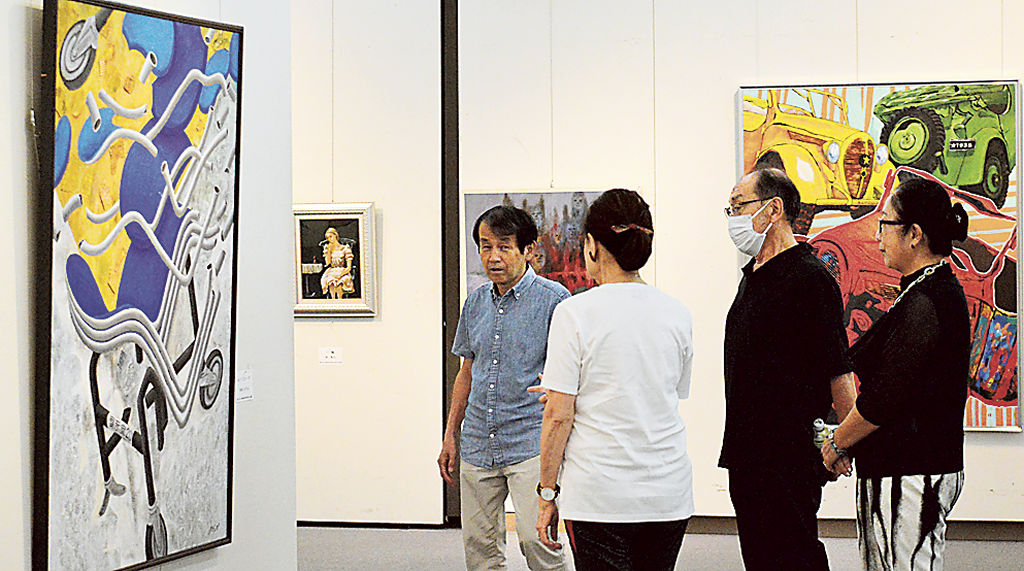 個性豊かに描写された作品が並ぶ会場＝浜松市中区のクリエート浜松