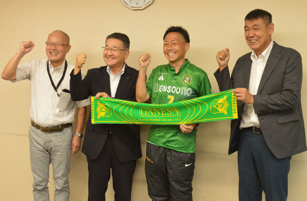 アンプティサッカーの日本代表に初選出され、浜松市の山名副市長（左から２人目）に意気込みを語る小寺選手（同３人目）＝市役所