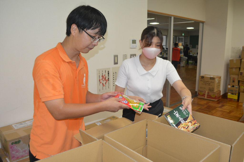 フードバンク事業で集まった食品を仕分ける参加者＝静岡市葵区の市特別支援教育センター
