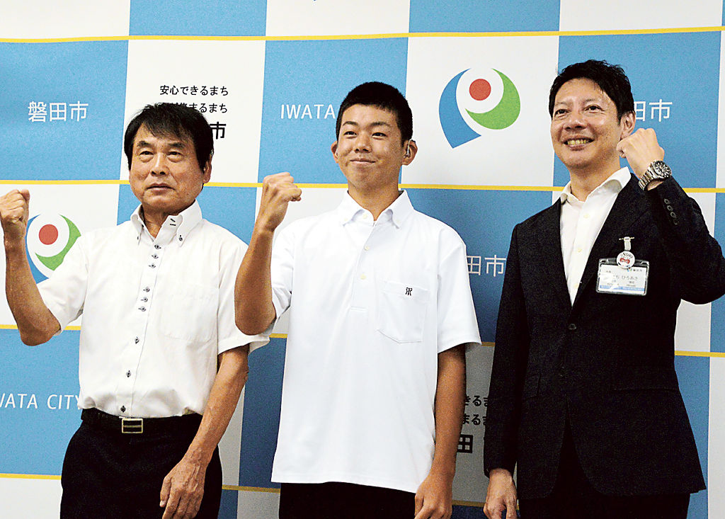 草地市長（右）に世界デフテニス選手権大会への抱負を述べた相原さん（中央）＝磐田市役所
