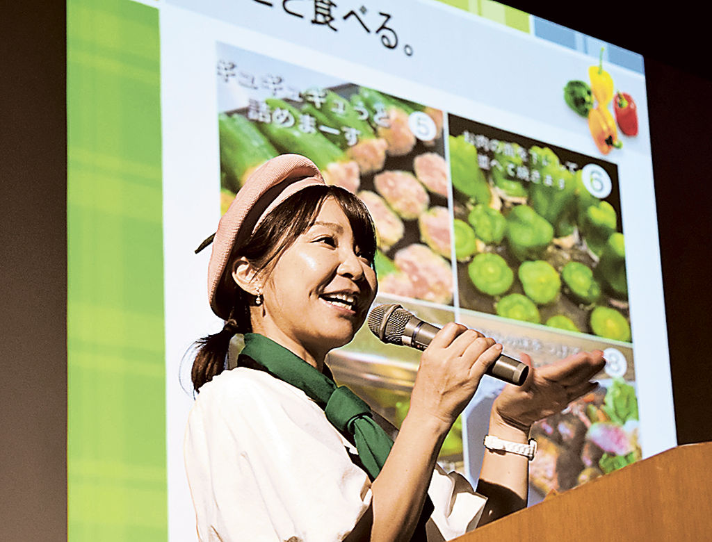 野菜をたくさん食事に取り入れるこつを紹介する天野さん＝静岡市駿河区のグランシップ