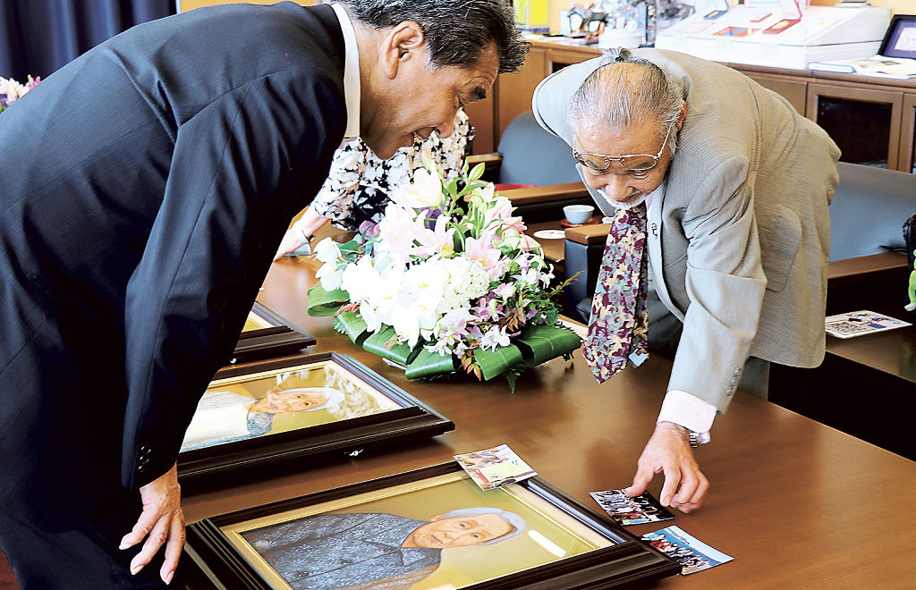 寄贈した肖像画について語る八木さん（右）＝焼津市役所