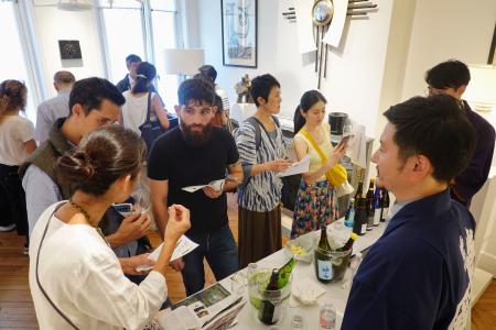 パリで開かれた福島県産の日本酒の試飲会。右手前は「豊国酒造」の矢内賢征氏＝７日（共同）