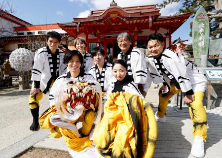 神戸市で写真に納まる「阪神虎舞」のメンバー。後列右から２人目は発起人の橋本裕之さん