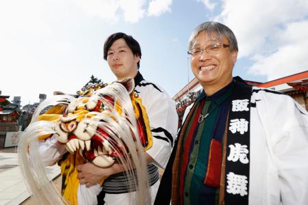 「阪神虎舞」発起人の橋本裕之さん（右）とメンバーの山本和馬さん＝神戸市