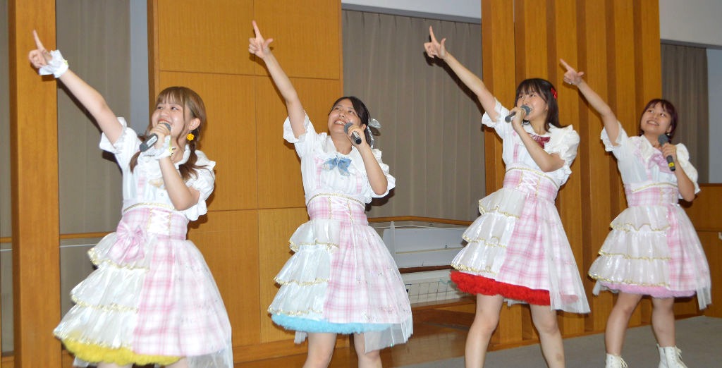 持ち歌の「レディー・ゴー！」を歌う「オレンジ・リーフ」の４人組＝静岡市清水区のはーとぴあ清水