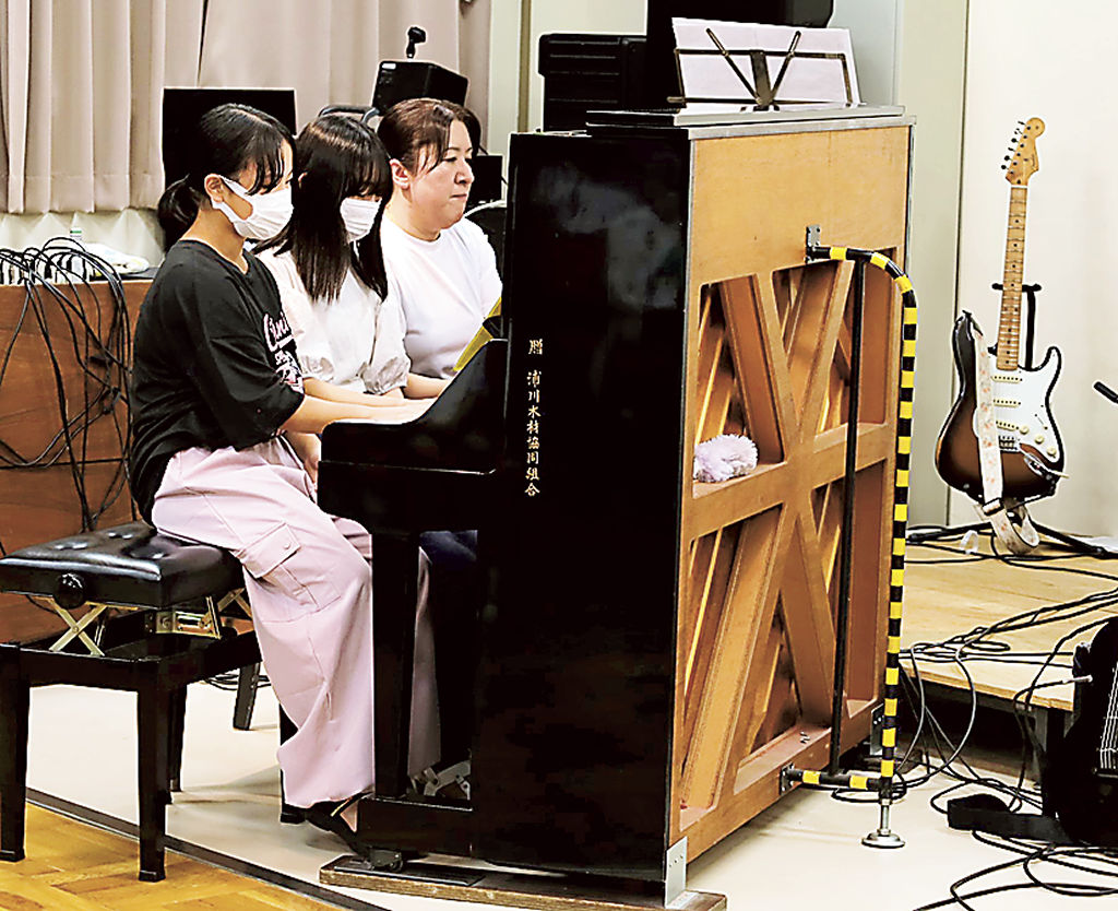 子どもたちのピアノ演奏や地元有志によるバンドパフォーマンスなどが披露されたコンサート＝浜松市天竜区佐久間町の浦川ふれあいセンター