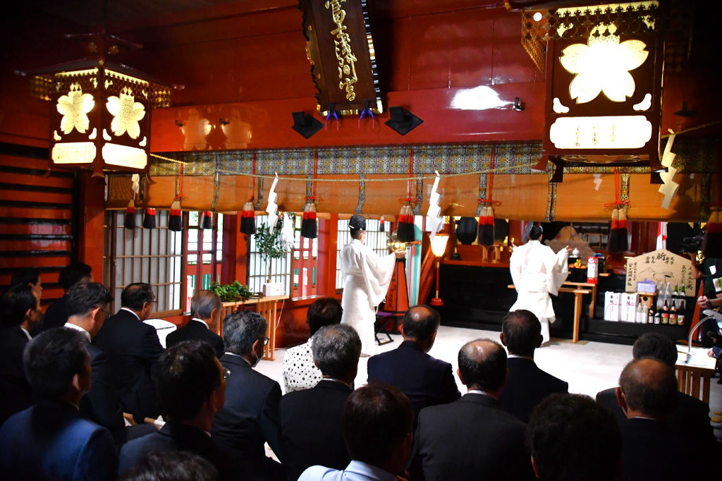 富士山の恵みに感謝する閉山式＝小山町の冨士浅間神社