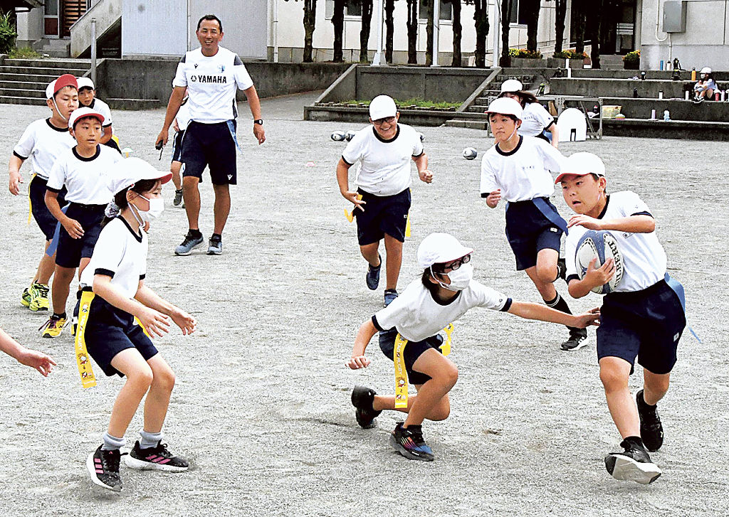 元ラグビー日本代表選手に見守られながらタグラグビーを楽しむ子どもたち＝御殿場市の東小